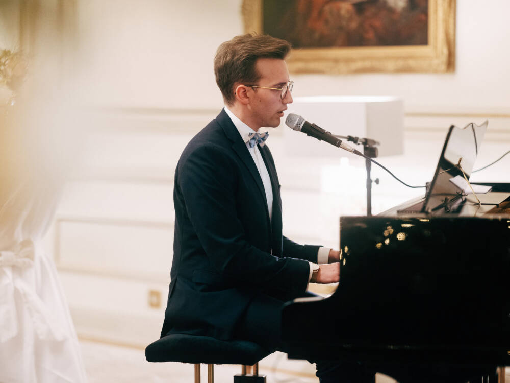Live-Pianist Chris Meyers sorgt für eine angenehme Atmosphäre auf Hochzeiten (©Max Arens) 