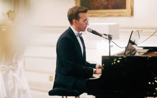 Live-Pianist Chris Meyers sorgt für eine angenehme Atmosphäre auf Hochzeiten (©Max Arens) 