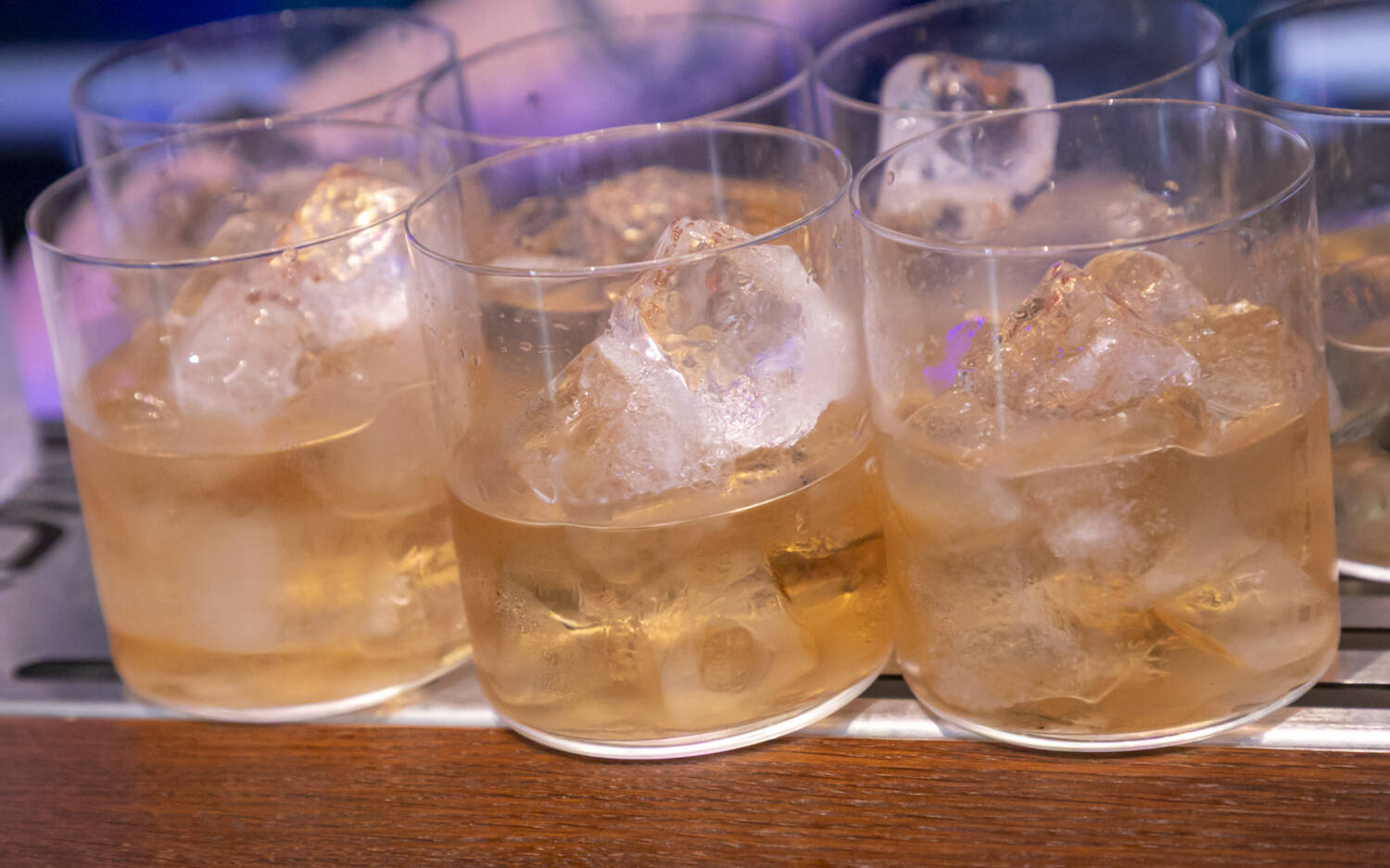 Mit dem goldig glänzenden White Coffee Negroni wird der Abend eingeläutet / ©Jan-Rasmus Lippels