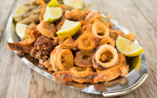 Nicht allen Restaurants gelingen die panierten Calamari. Im Olive am Elbdeich sind sie der Hauptdarsteller / ©Adobe Stock/Alessio Orrù