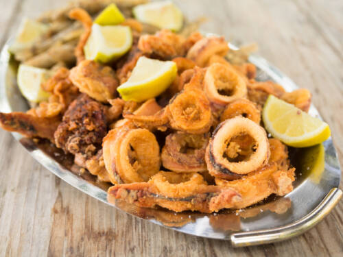 Nicht allen Restaurants gelingen die panierten Calamari. Im Olive am Elbdeich sind sie der Hauptdarsteller / ©Adobe Stock/Alessio Orrù