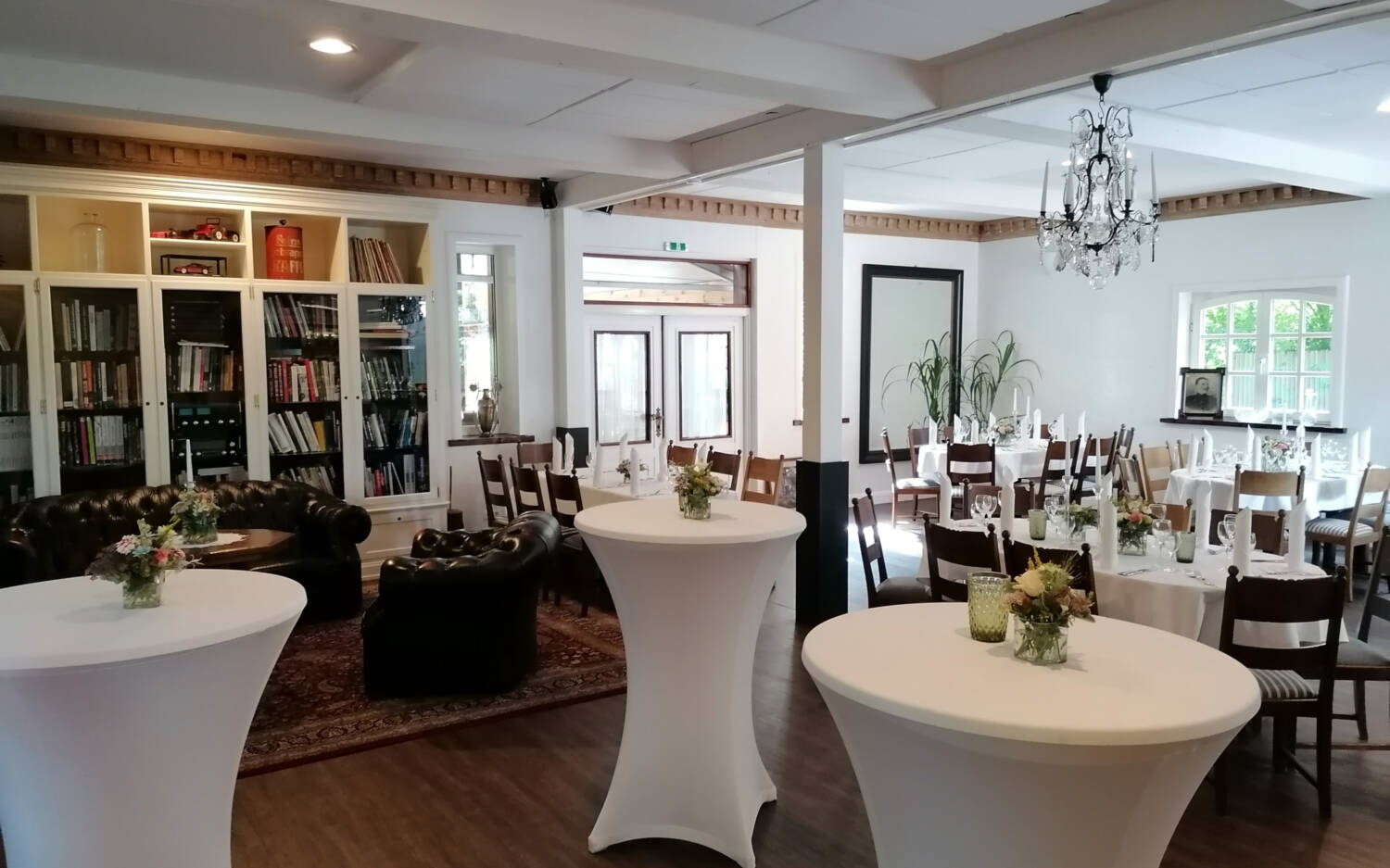 Runden Tische, gemütliche Sofas und lässige Stehtischen werden auf dem Faber’s Hof vereint / ©Michaela Faber