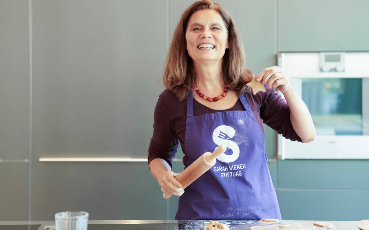 Sarah Wiener, Gründerin der Sarah Wiener Stiftung, beim Plätzchen backen / ©Sarah Wiener Stiftung