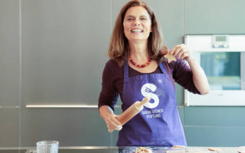 Sarah Wiener, Gründerin der Sarah Wiener Stiftung, beim Plätzchen backen / ©Sarah Wiener Stiftung