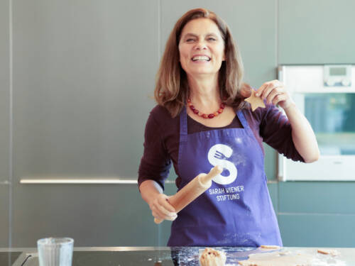Sarah Wiener, Gründerin der Sarah Wiener Stiftung, beim Plätzchen backen / ©Sarah Wiener Stiftung
