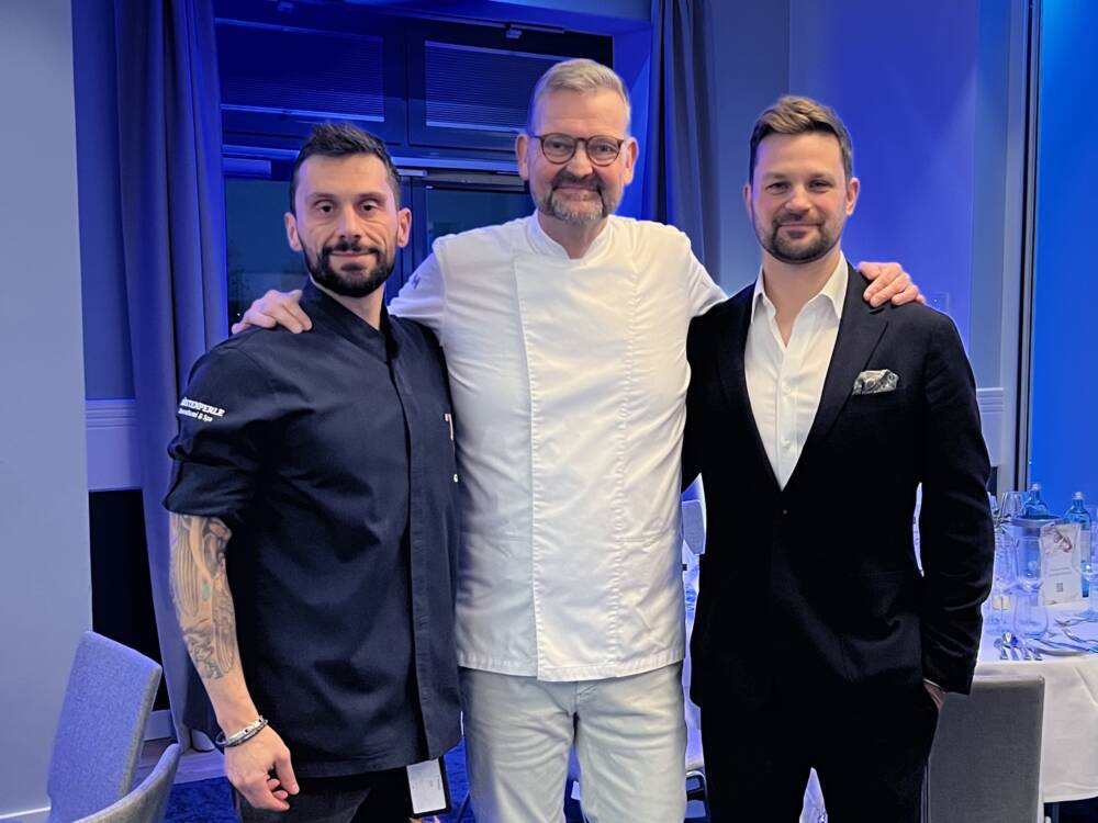 SHGF 2025 in Büsum: Spitzenkoch Thomas Martin (m.) vom Hotel Louis C. Jacob mit Küchenchef Gio Murgia (l.) und Hotelchef David Schneider (r.) von der Küstenperle. /©Küstenperle