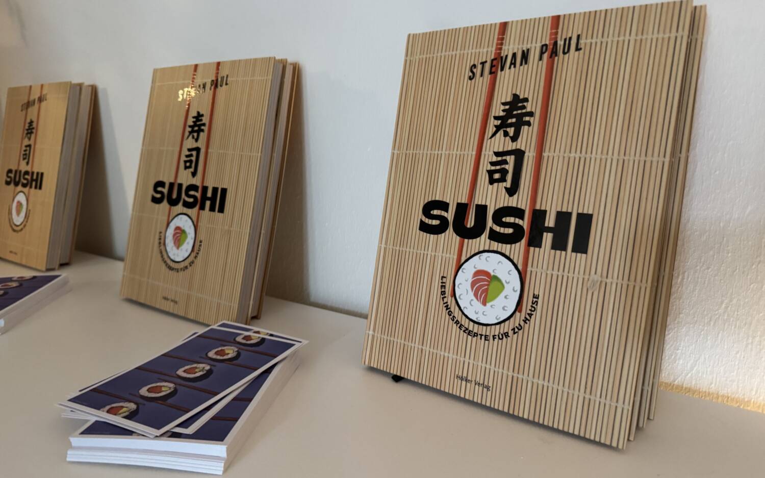 Stevan Paul gewann den ersten Platz mit seinem Kochbuch „Sushi“ in der Kategorie Fisch und Meeresfrüchte / ©Johanna Zobel