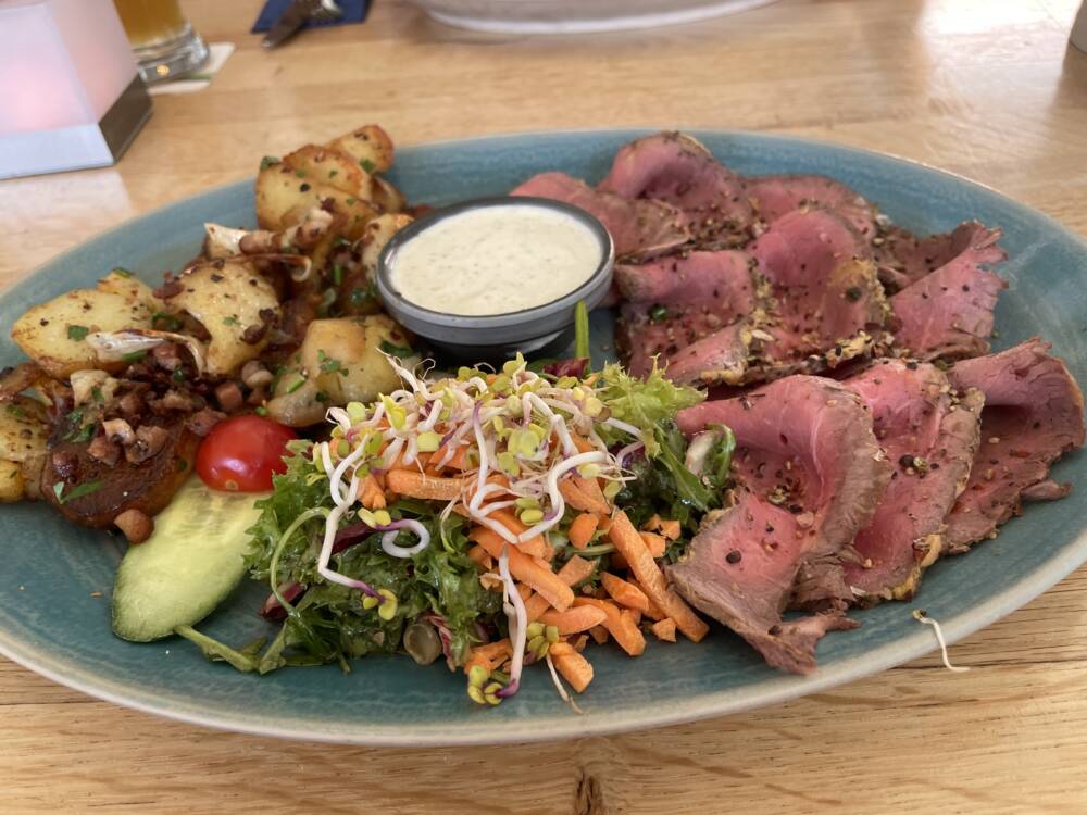 Stimmt versöhnlich: Das Roastbeef mit Bratkartoffeln kann unseren Tester überzeugen / ©Michael Hein