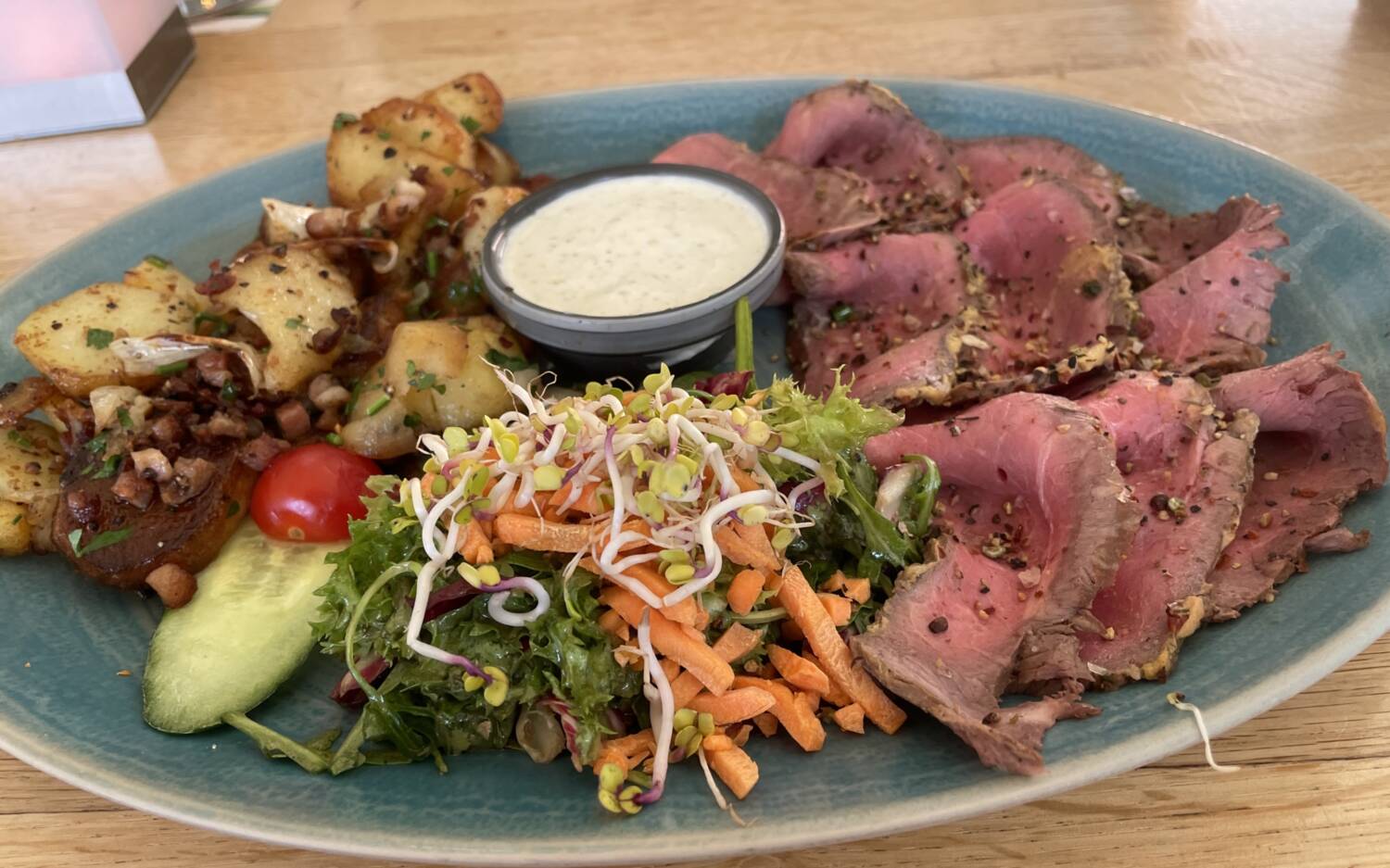 Stimmt versöhnlich: Das Roastbeef mit Bratkartoffeln kann unseren Tester überzeugen / ©Michael Hein