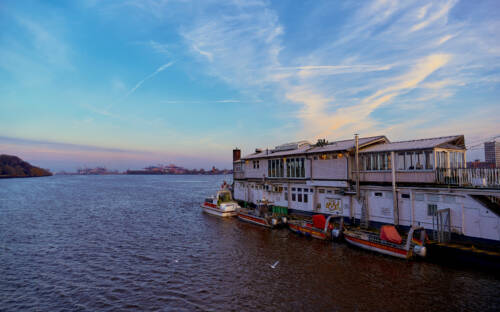 Szenisches Dinner: Das Restaurant Engel befindet sich auf dem Fähranleger Teufelsbrück vor Nienstedten / ©Marc Sill