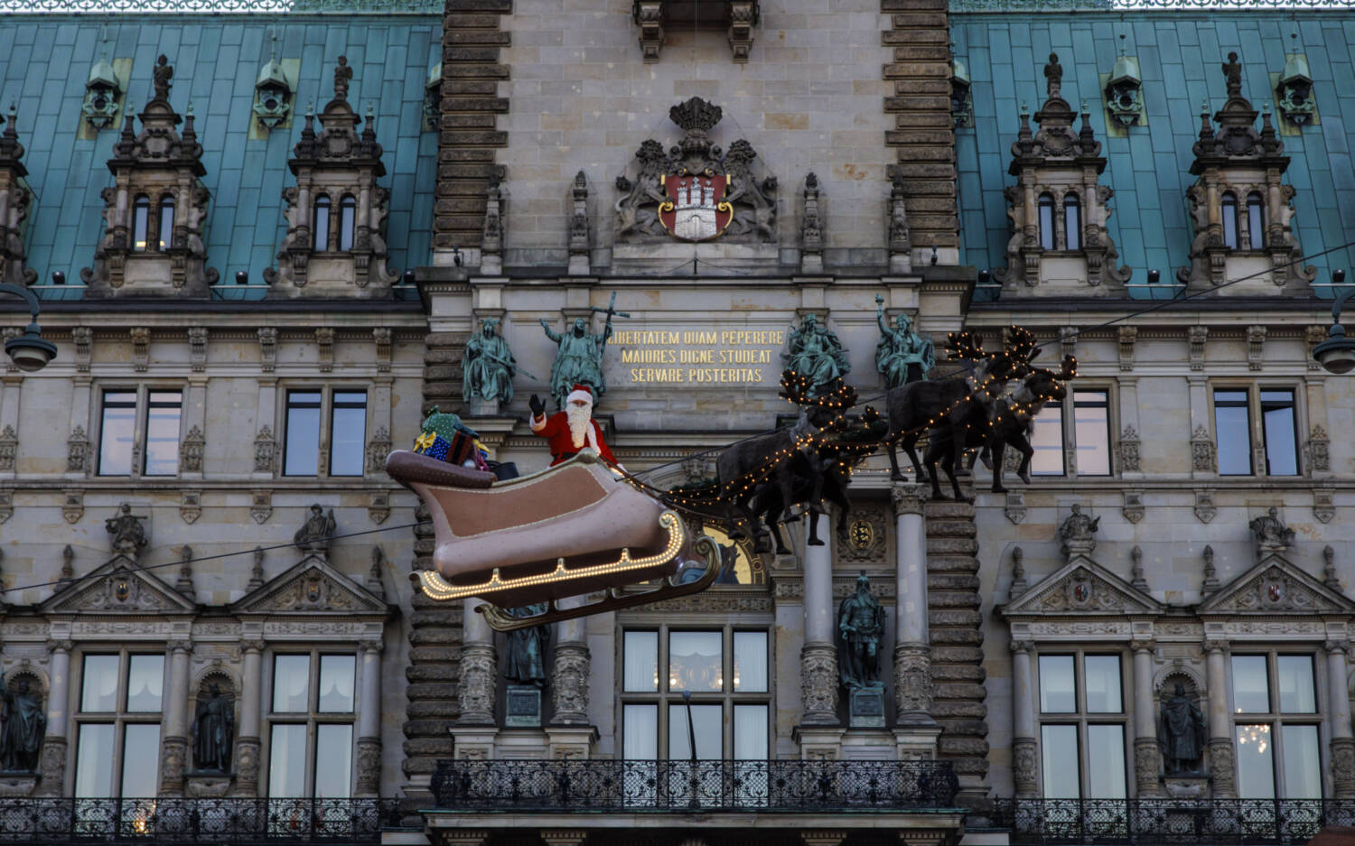 Um 16 Uhr, 18 Uhr und 20 Uhr fliegt der Weihnachtsmann über den Rathausmarkt / ©Morris Mac Matzen
