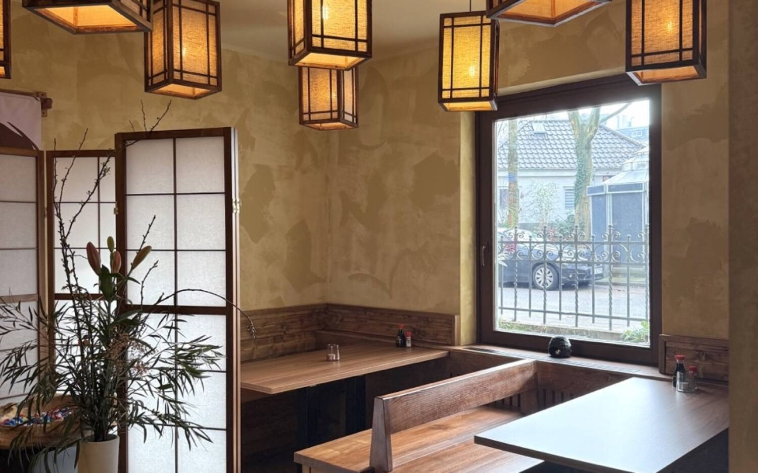 Unter Papierlaternen schmecken die Ramen hier besonders gut / ©The Ramen