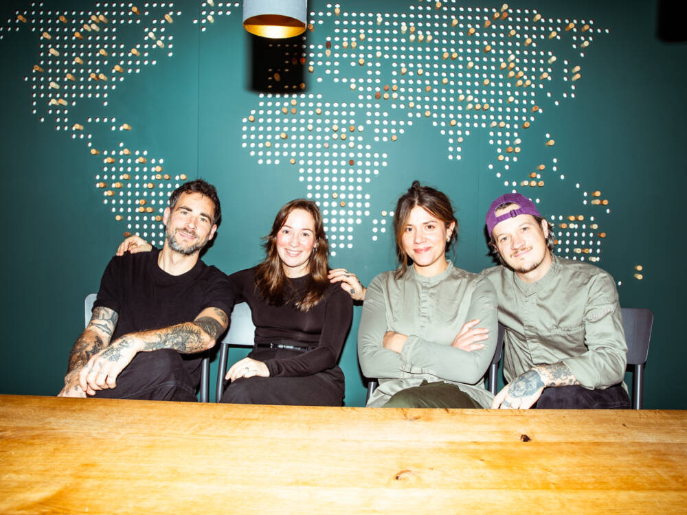 v. l. n. r.: Sommelier Tobi Beck, Sommelière Leni Knoll, die neue Küchenchefin Laura Kierse und Jo Riffelmacher versorgen im Salt & Silver Restaurant die Gäste / ©Salt & Silver