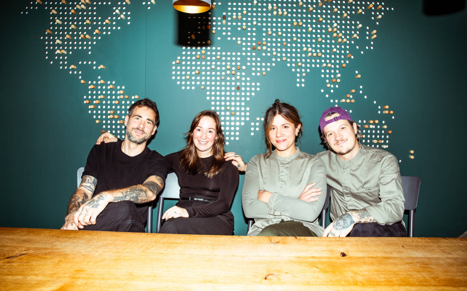 v. l. n. r.: Sommelier Tobi Beck, Sommelière Leni Knoll, die neue Küchenchefin Laura Kierse und Jo Riffelmacher versorgen im Salt & Silver Restaurant die Gäste / ©Salt & Silver