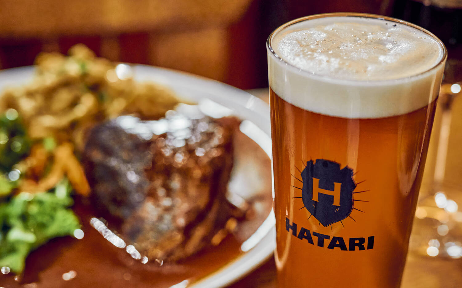 Vollendet die Wirtshaus-Szenerie: Zu dampfender Heimatküche gibt’s Bier in eigenen Krügen / ©Marc Sill