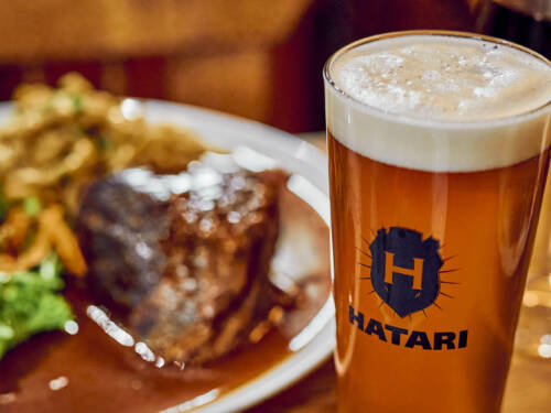 Vollendet die Wirtshaus-Szenerie: Zu dampfender Heimatküche gibt’s Bier in eigenen Krügen / ©Marc Sill