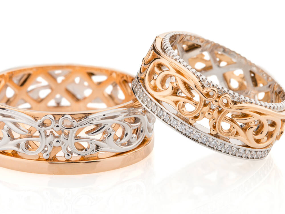 Weiss- und Rotgold Trauringe mit Milgriffrand und Ajoursägungen in Handarbeit (©Aleksa Torri)