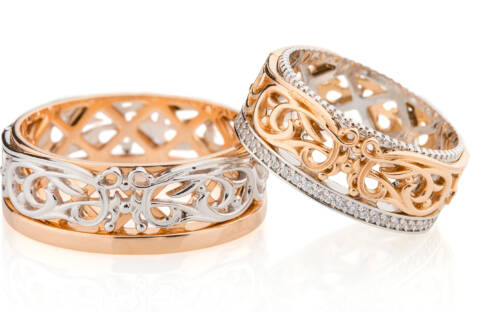 Weiss- und Rotgold Trauringe mit Milgriffrand und Ajoursägungen in Handarbeit (©Aleksa Torri)