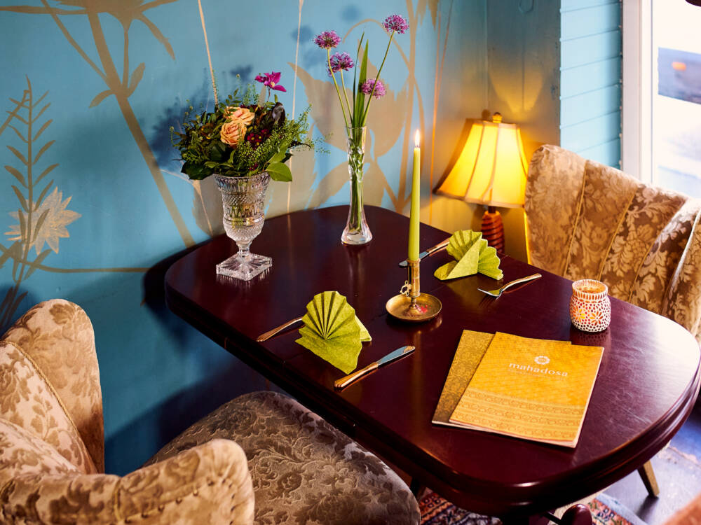 Wer sich nicht an dem kitschigen, hippie-esken Interieur stört, findet im Mahadosa tolle vegane und vegetarische Küche / ©Marc Sill