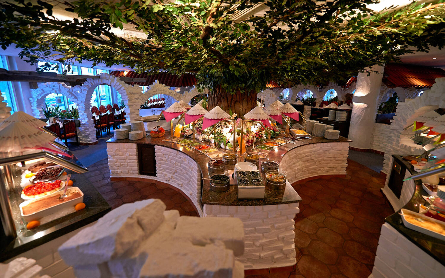 Wer nicht gerade am Tisch mit Fleischspießen versorgt wird, kann sich am Salat- und Dessertbuffet bedienen / ©Michael Holz Studio  