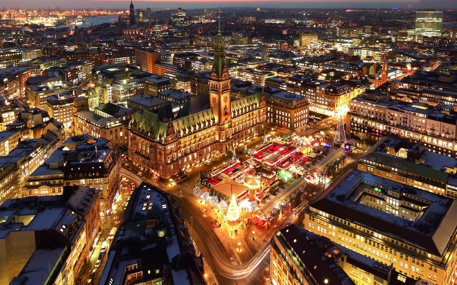 ZEntraler geht’s kaum: Der Weihnachtsmarkt am Rathaus / ©Roncalli Weihnachtsmarkt Hamburg