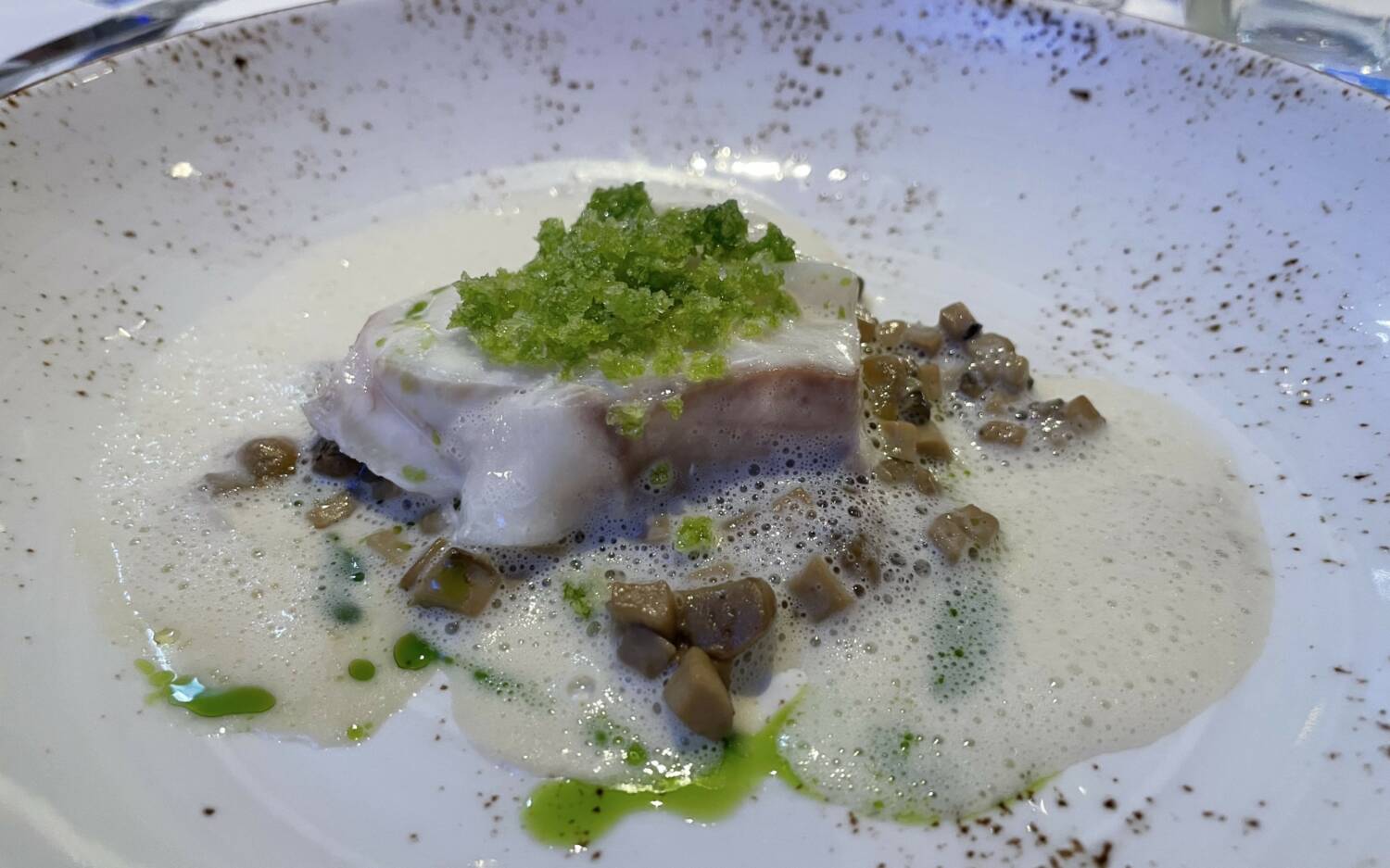 Zum ersten Hauptgang wurde nordischer Kabeljau mit Rieslingschaum und Steinpilzen serviert / ©Alina Fedorova