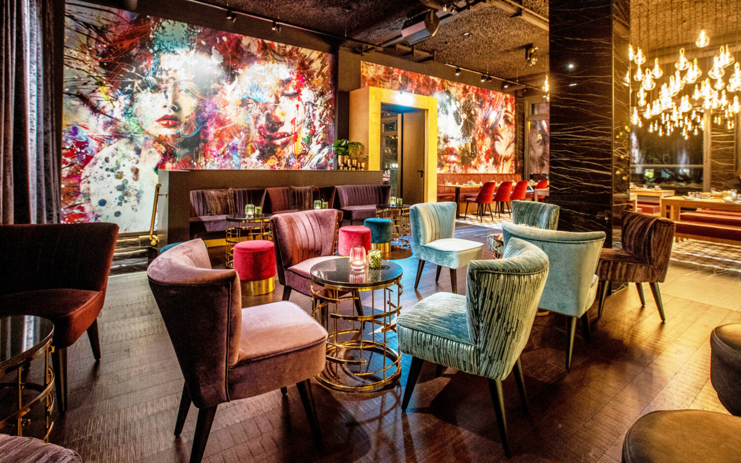 Auch der Gastraum des Restaurants in Winterhude ist bunt / ©Tyo Tyo