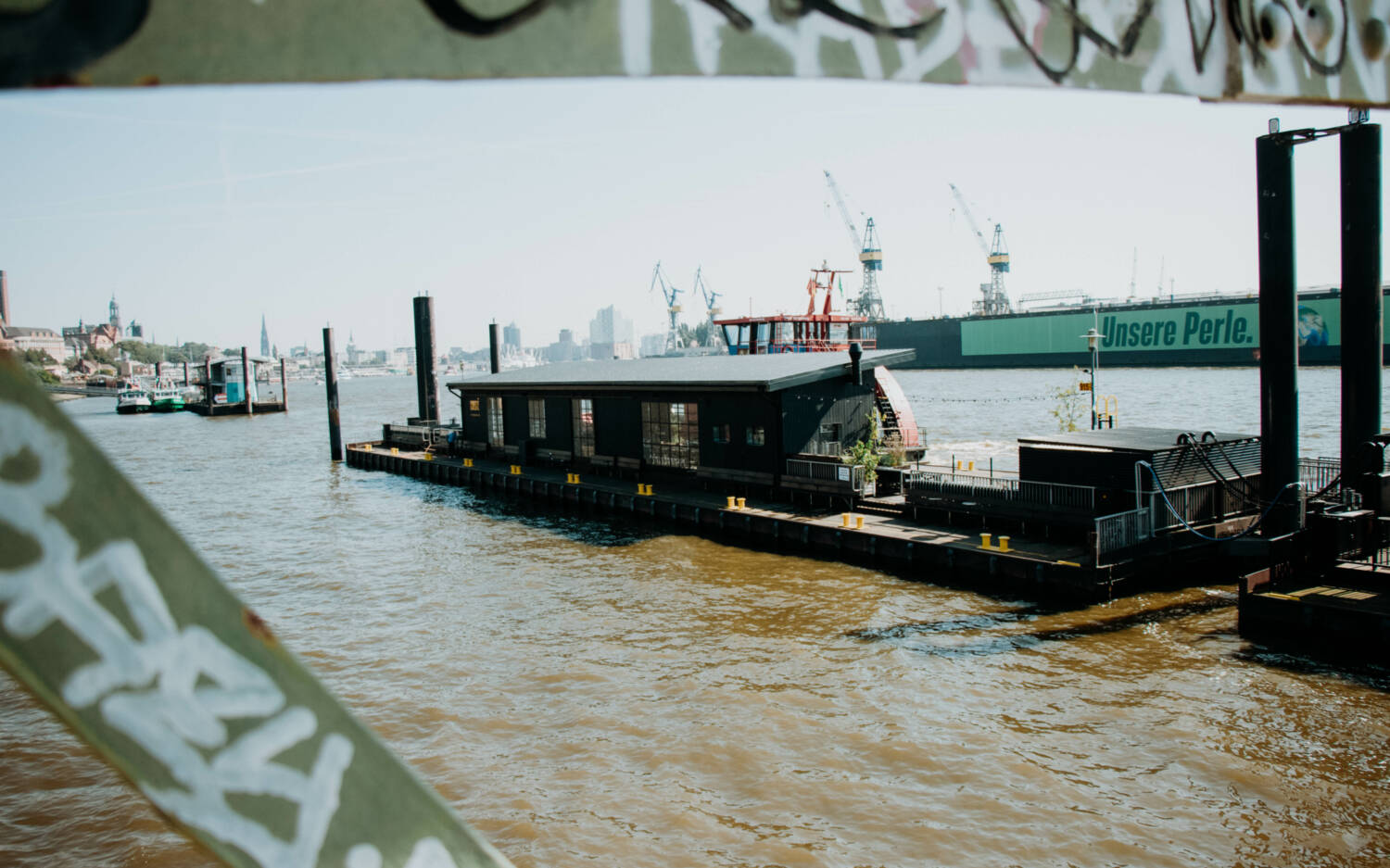 Auf dem Ponton am Fischmarkt befindet sich das französische Bistro Liberté / ©Johanna Zobel