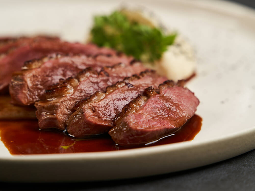 Auf den Punkt gegart und butterzart: Das Rinderfilet im Grillhus ist das Highlight unseres Testers / ©Adobe Stock/Gecko Studio 