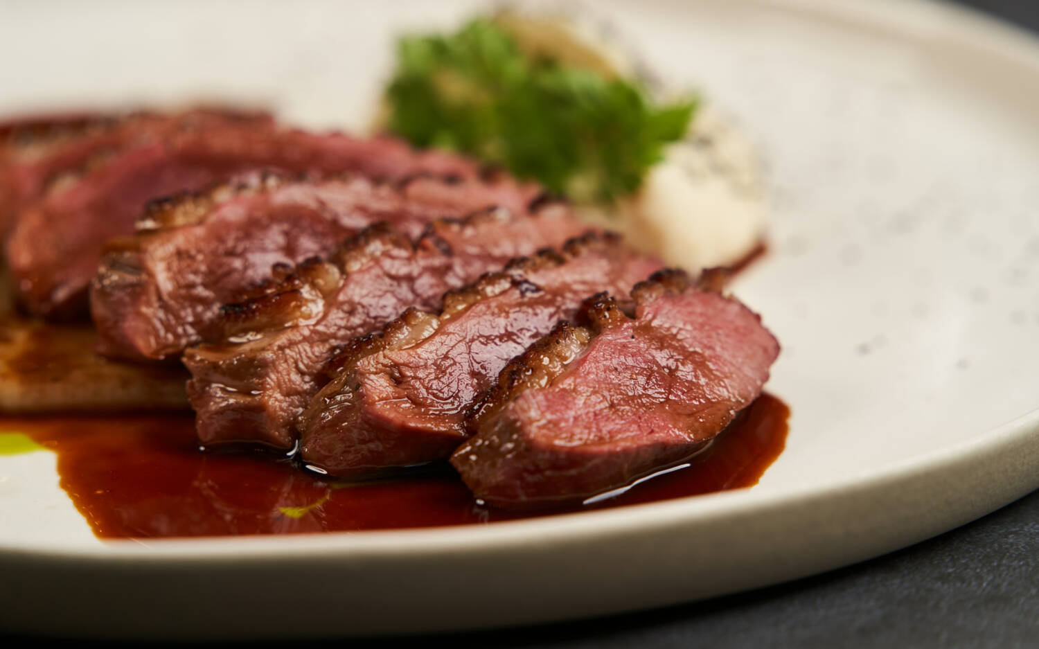 Auf den Punkt gegart und butterzart: Das Rinderfilet im Grillhus ist das Highlight unseres Testers / ©Adobe Stock/Gecko Studio 