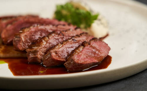 Auf den Punkt gegart und butterzart: Das Rinderfilet im Grillhus ist das Highlight unseres Testers / ©Adobe Stock/Gecko Studio 