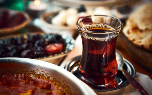 Ayran und schwarzer Tee schmecken gut zur deftigen türkischen Küche / ©Marc Sill