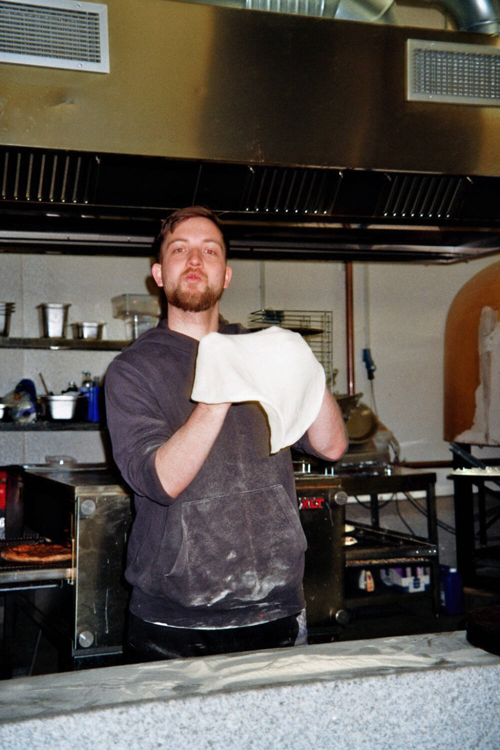 Bei den Pizzanatics wird Wert auf Qualität und Handarbeit gelegt. Hier Gründer Emre Eren bei der Zubereitung / ©Pizzanatics