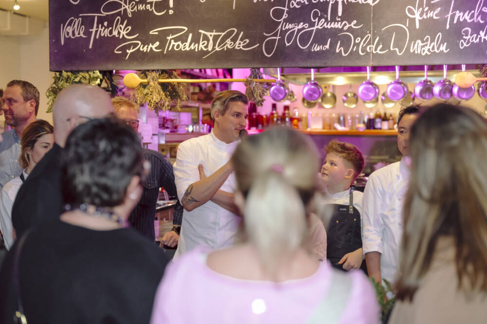 Beim Event Kochen mit Freu(n)den ist die Gutsküche voll – voller Menschen, voller Emotionen / ©Sven Schomburg