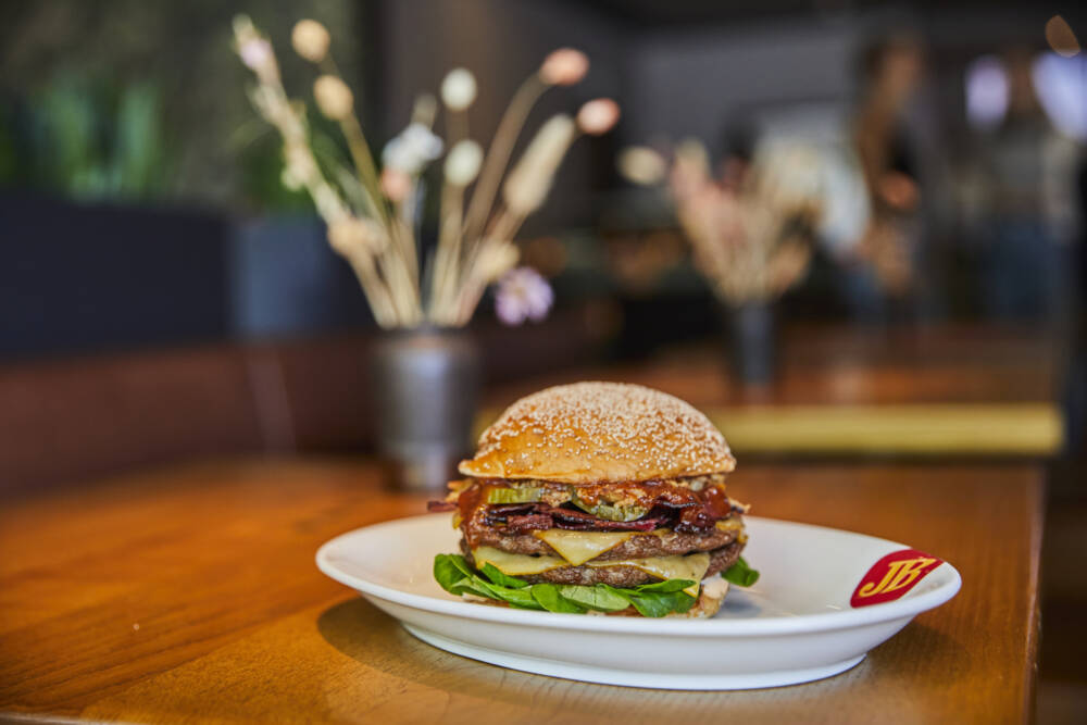 Beim Hamburger Original Jim Block gibt’s saftige Burger zu frischen Beilagen / ©Jim Block Restaurantbetriebe GmbH