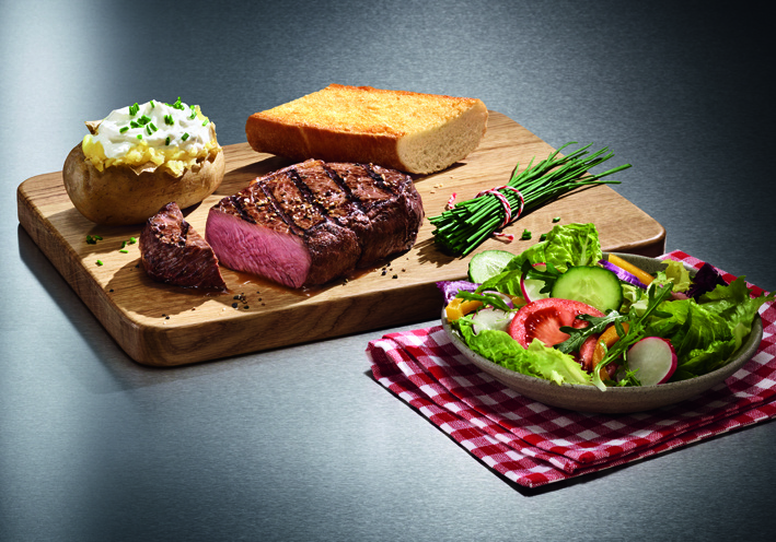 Beim Hamburger Steakhouse-Klassiker gibt’s saftige Steaks aus eigener Fleischerei zu knackigen Beilagen /© Block House Restaurantbetriebe GmbH