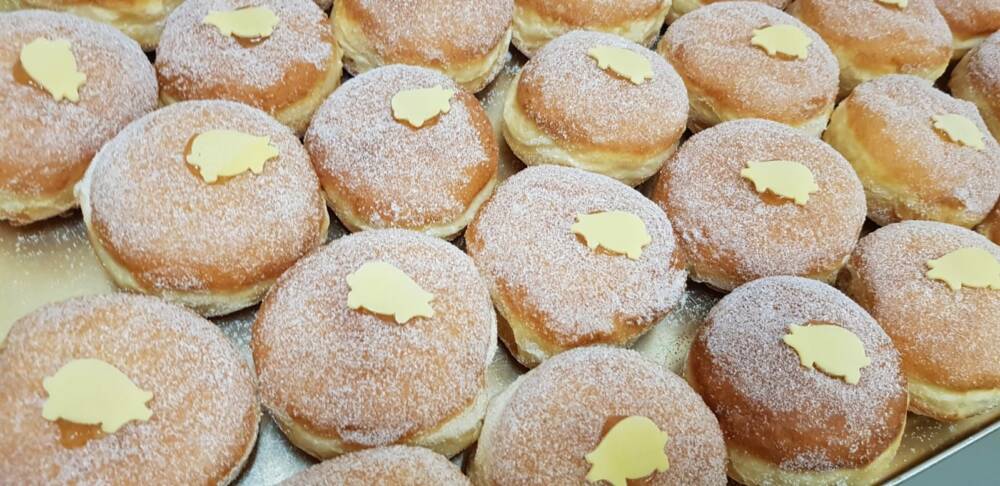 Berliner-Produktion live im Schaufenster bietet die Konditorei Rönnfeld / ©Konditorei Rönnfeld