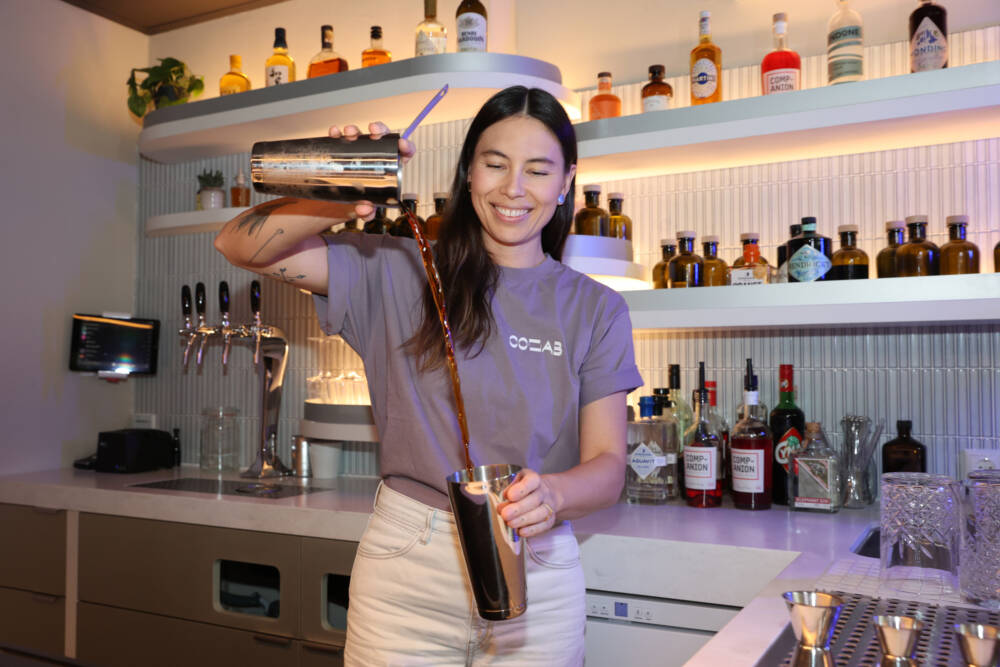 Chloé Merz mixt in der COLLAB Bar auch alkoholfreie Cocktails / ©Melanie Dreysse