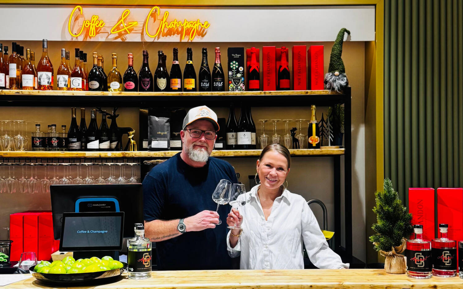 Darauf stoßen sie an: Im neuen Pop-up von Nova Meierhenrich und Brian Bojsen  dreht sich alles um Kaffee und Champagner / @Coffee&Champagne