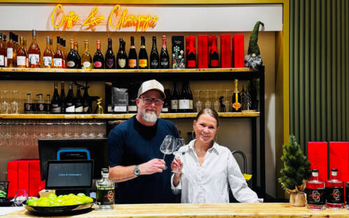 Darauf stoßen sie an: Im neuen Pop-up von Nova Meierhenrich und Brian Bojsen  dreht sich alles um Kaffee und Champagner / @Coffee&Champagne