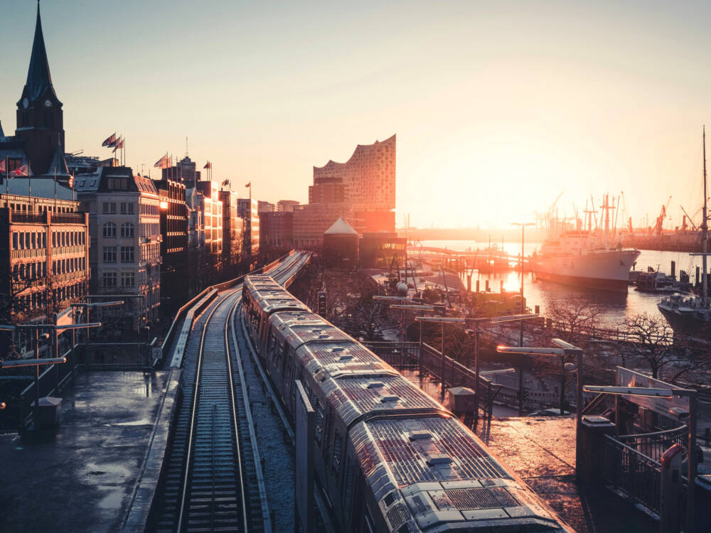 Das Hamburg-Gefühl: Es ist ein Spaziergang an der Elbe, eine Party in der Schanze, ein Morgen auf dem Fischmarkt, ein Samstag im Stadion und vieles mehr (© unsplash/Patrick Rosenkranz)