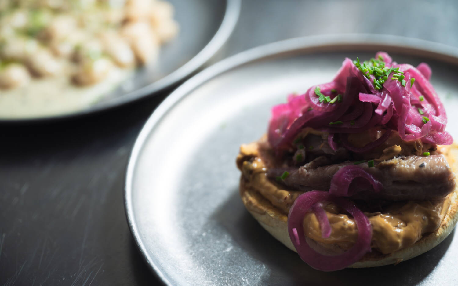 Dazu gibt es allerlei köstliche Kleinigkeiten wie etwa ein Brioche-Brötchen mit Sardine / ©Thomas Ritschel