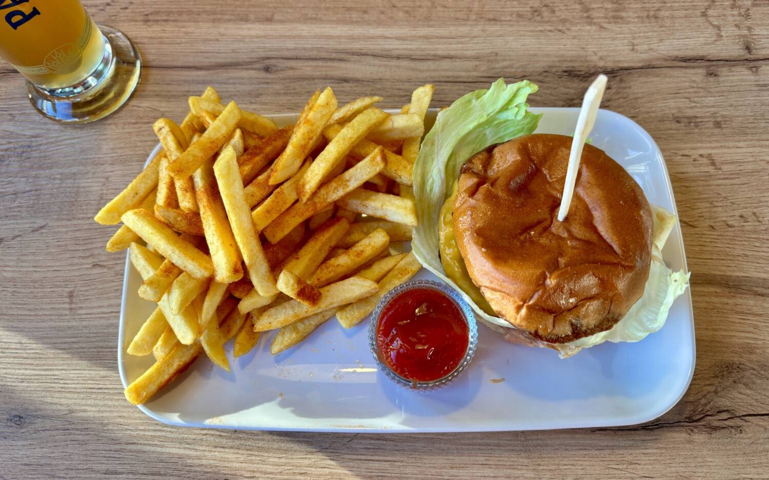 Der Seepavillon verspricht deftige Heimatküche. Bacon-Burger und Pommes können das nicht attestieren / ©Michael Hein