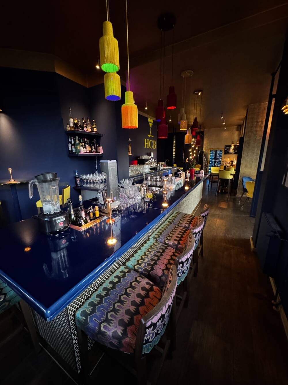 Die neue Hot Chocolate Bar in Winterhude bietet Plätze direkt am Tresen / ©Giovanni Massimo