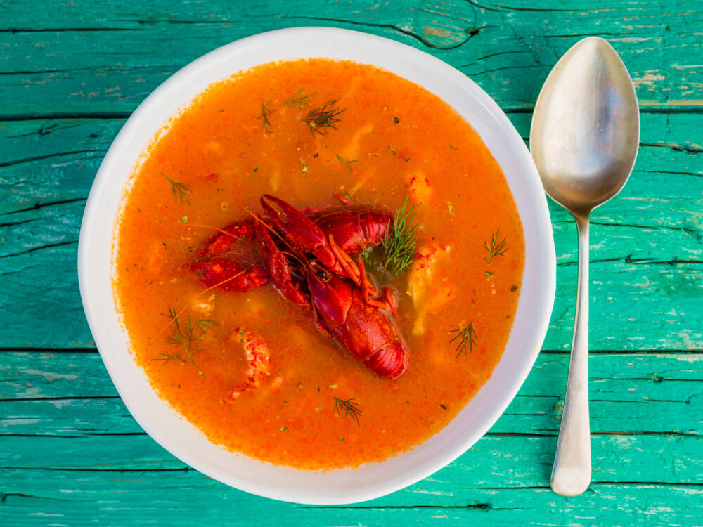 Die Hummersuppe bekommt unseren Testern gut. Beim gebratenen Fisch gibt es Abzüge / ©Adobe Stock/iMarzi
