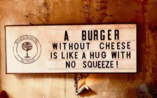 Die Message ist deutlich: Die Brooklyn Burger Bar ist ein Treffpunkt für Burger-Ultras – und wird von solchen geführt / ©Brooklyn Burger Bar