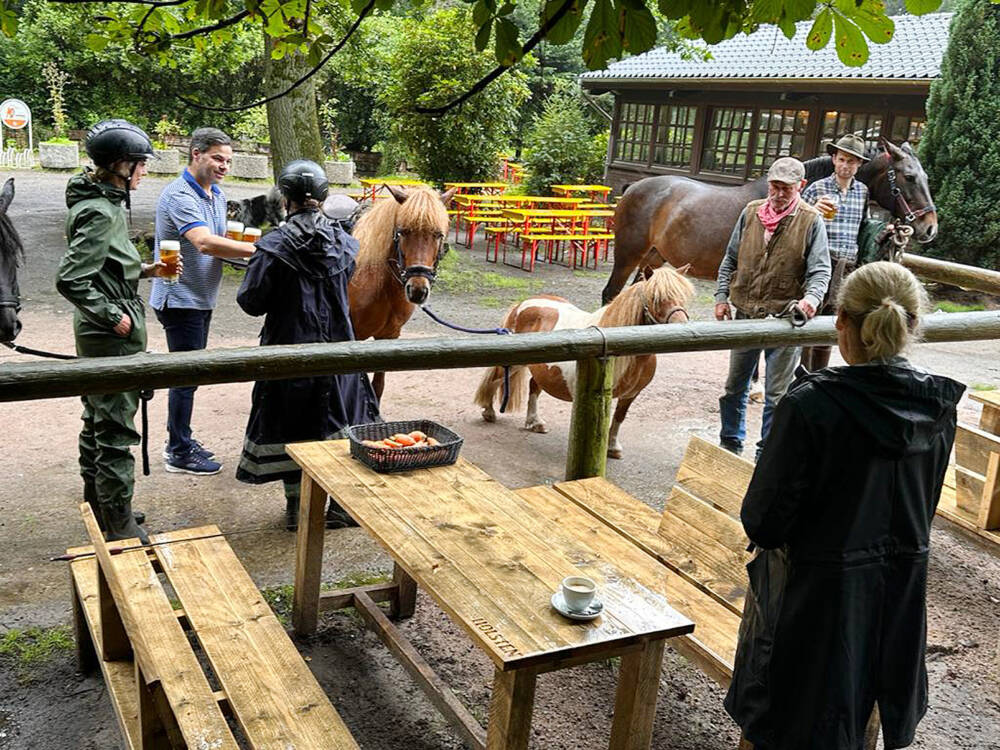 Die Pony Waldschenke liegt mitten in der Rissener Feldmark. Hier gibt es einen Biergarten, bodenständige Küche und Ponys / ©Pony Waldschänke