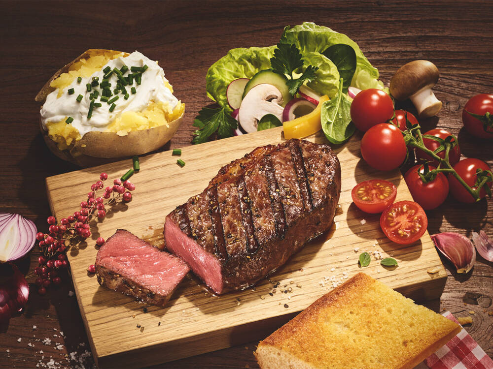 Die Steaks, die im Block House in den Pfannen und auf den Tellern landen, stammen aus der hauseigenen Fleischerei / ©Block House 