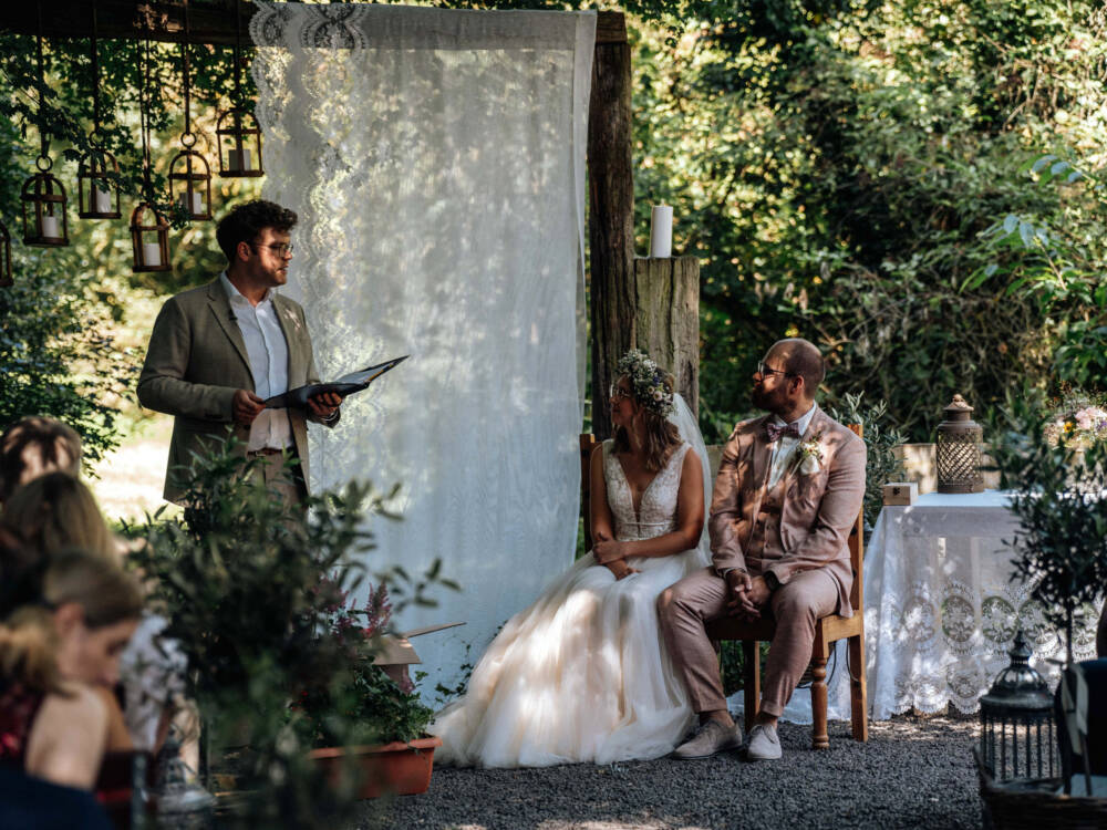 Die Traurednerinnen und Trauredner sorgen für eine schöne Zeremonie mit einer garantiert emotionalen Rede (©Lebenslang Traureden)