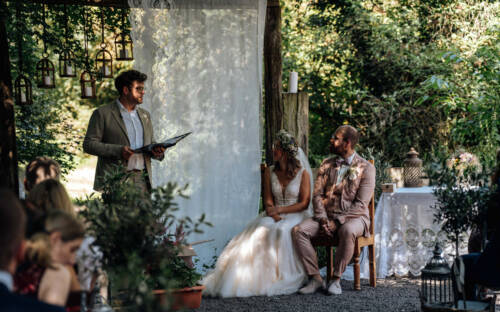 Die Traurednerinnen und Trauredner sorgen für eine schöne Zeremonie mit einer garantiert emotionalen Rede (©Lebenslang Traureden)